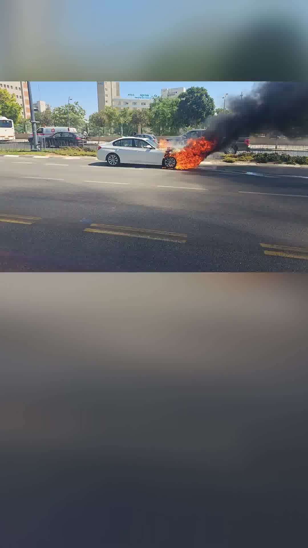רכב עולה באש סמוך לבית החולים סורוקה בבאר שבע