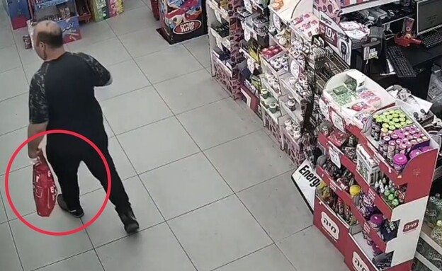 החשוד בפרשת פרינוק נכנס לסופר לשים את המחיות המורע החשוד בפרשת פרינוק נכנס לסופר לשים את המחיות המורע