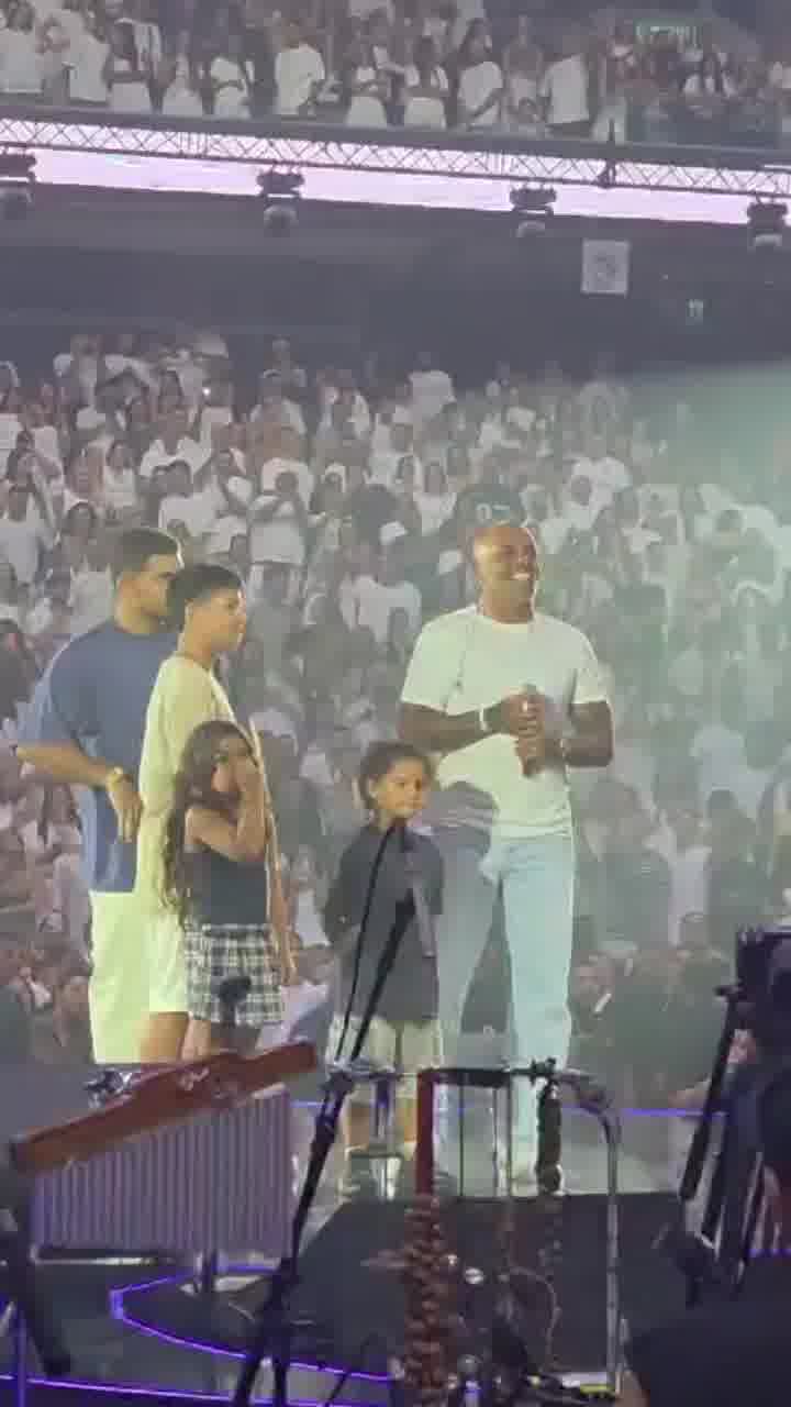אייל גולן העלה לבמה בהיכל מנורה הערב את חמשת ילדיו