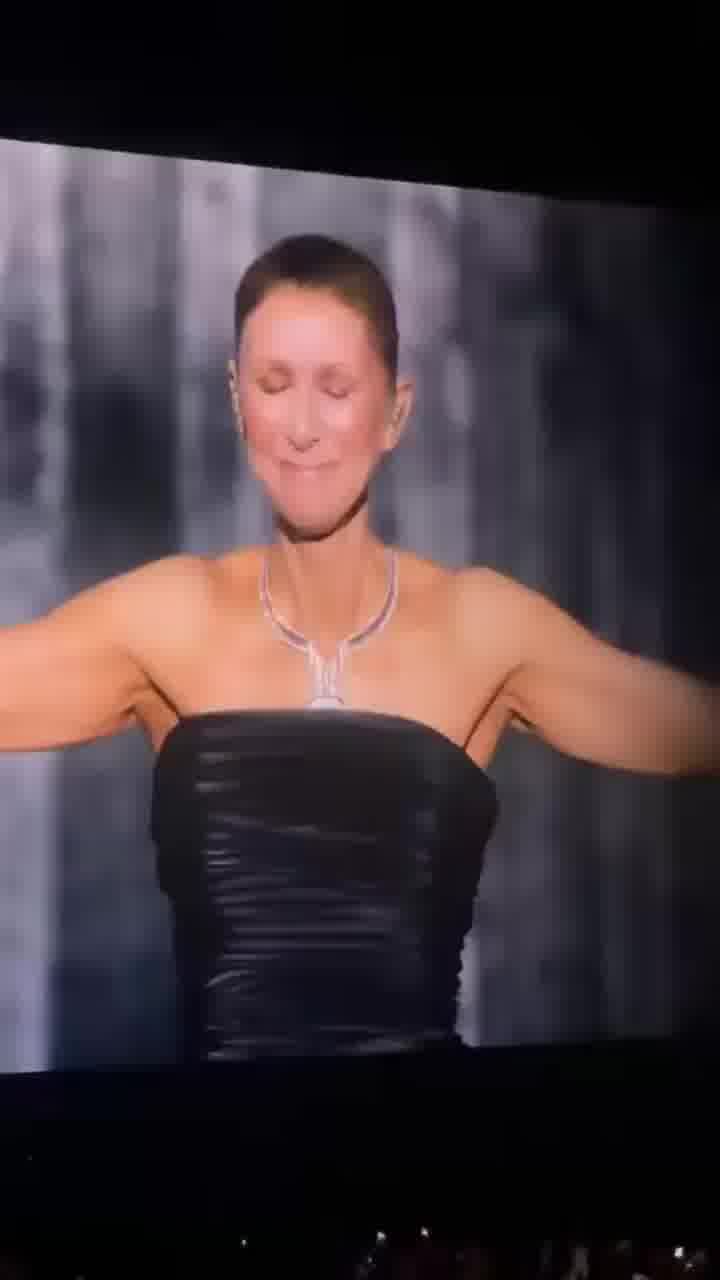 סלין דיון לא מצליחה לעצור את הדמעות בפתיחת המופע בפריז - הראשון אחרי 6 שנים שלא הופיעה בעקבות מחלתה