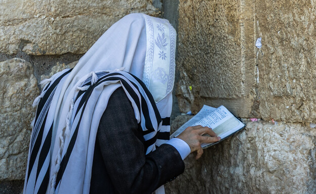 אדם מתפלל בכותל אדם מתפלל בכותל