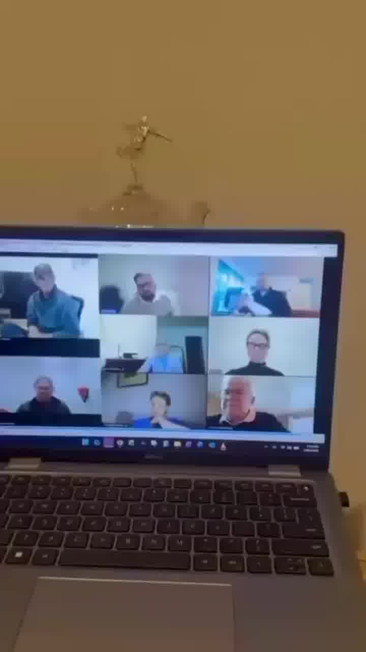 לא סיימנו עם השטויות האלה? שיחת Zoom קיבלה תפנית לא נעימה כשאחד המשתתפים הלך לשירותים