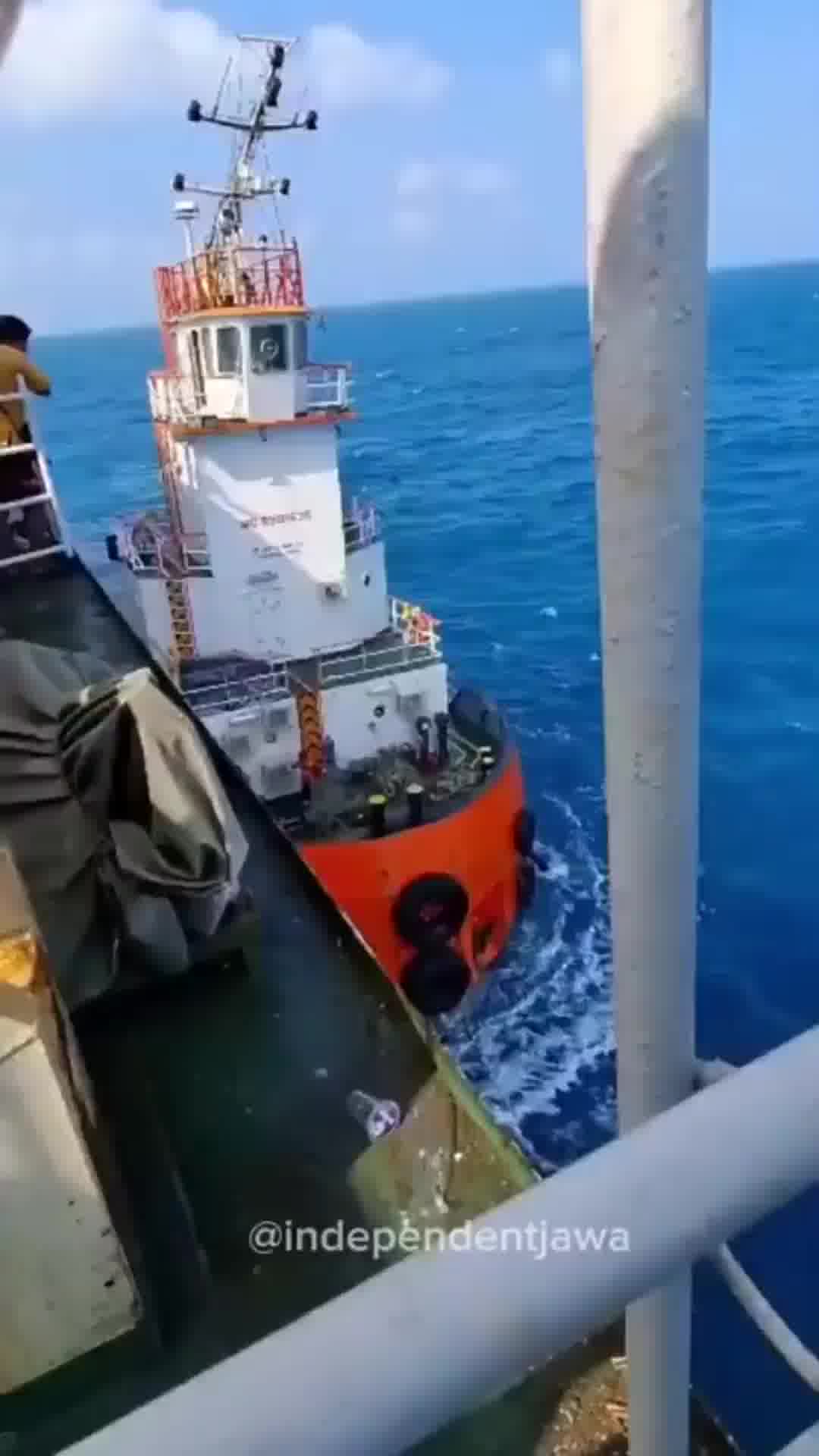 חיפושים ימיים נרחבים באינדונזיה, לאחר שאוניה עם 240 נוסעים איבדה קשר בלב ים ג'אווה