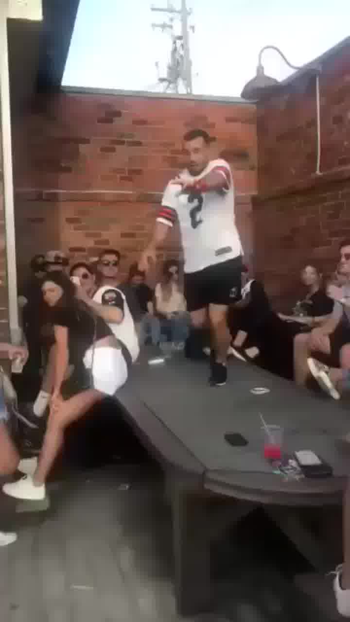 "אני יכול להביא את חבר שלי למסיבה? אל תדאג הוא הכי רגוע בעולם"