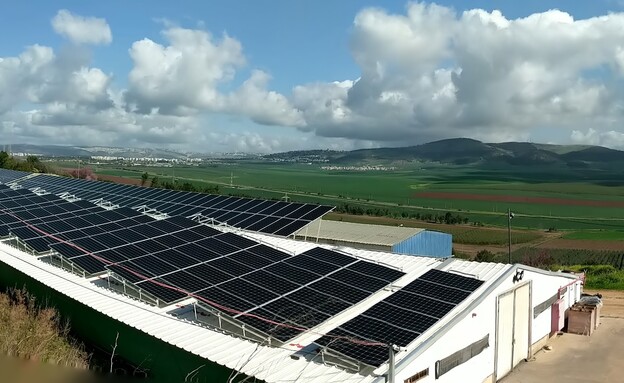 פאנלים סולאריים מעל חממה בקיבוץ יזרעאל