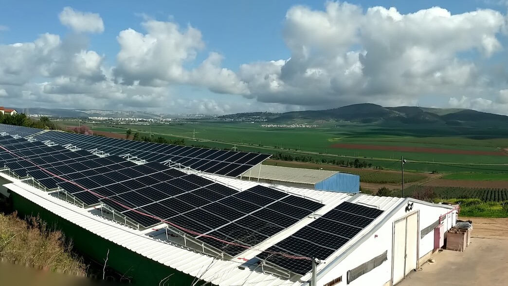 פאנלים סולאריים מעל חממה בקיבוץ יזרעאל פאנלים סולאריים מעל חממה בקיבוץ יזרעאל