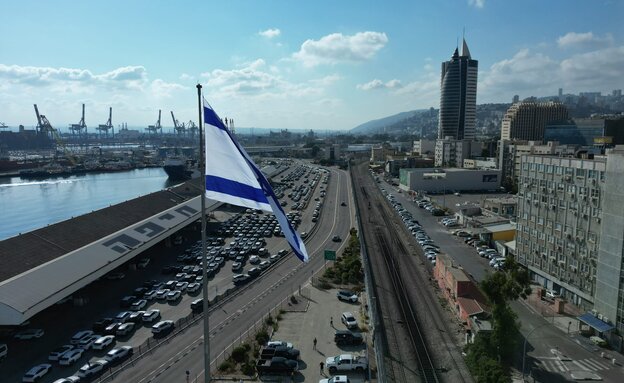 הדגל עבר לחיפה 4 הדגל עבר לחיפה 4