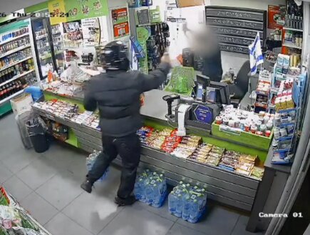  שדד חנויות נוחות עם גז פלפל וסכין, ונאבק בעובד שהכה אותו בארגז