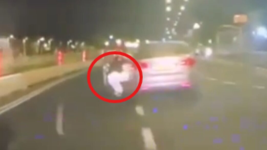 השוטרת תלויה על רכב שנמלט השוטרת תלויה על רכב שנמלט