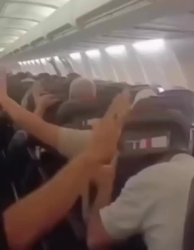 רגעי אימה בשמיים: מטוס איראני נקלע למערבולת קשה - חלקים בתא הנוסעי
