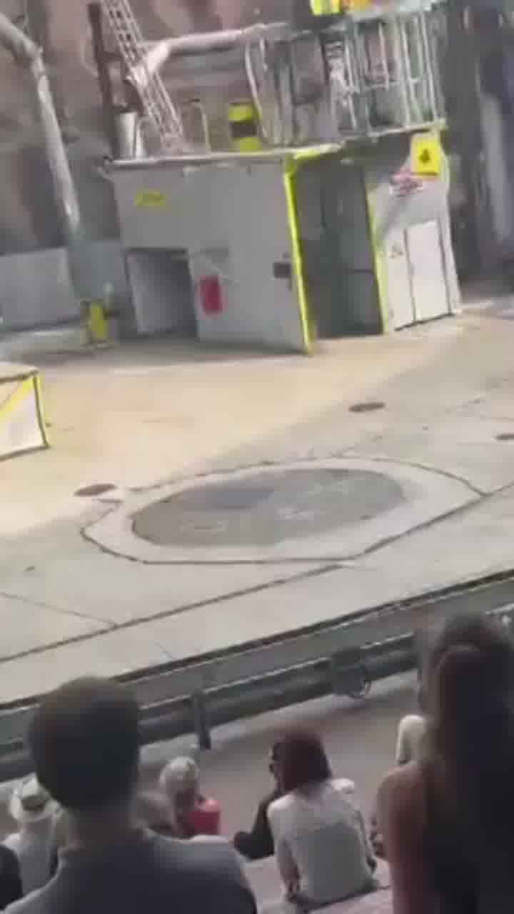 תאונה במופע המרכזי מול קהל רב בפארק הקולנוע Filmpark Bublesberg, פרברי ברלין