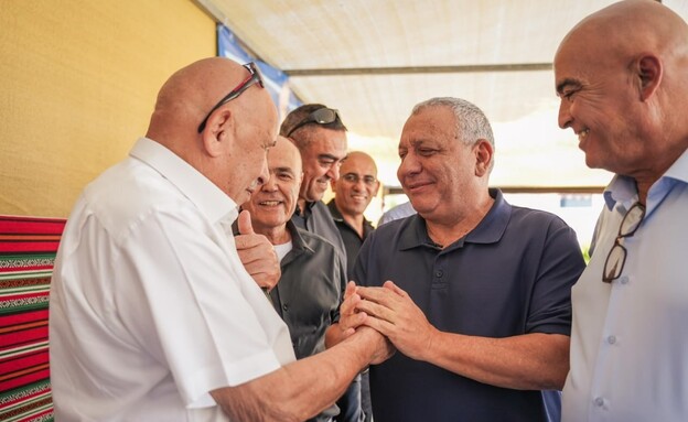 גדי איזנקוט עם ראשי הרשויות הבדואיות גדי איזנקוט עם ראשי הרשויות הבדואיות
