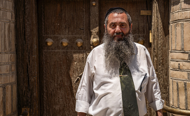 הרב עמנואל בכניסה לבית הכנסת בבוכרה הרב עמנואל בכניסה לבית הכנסת בבוכרה