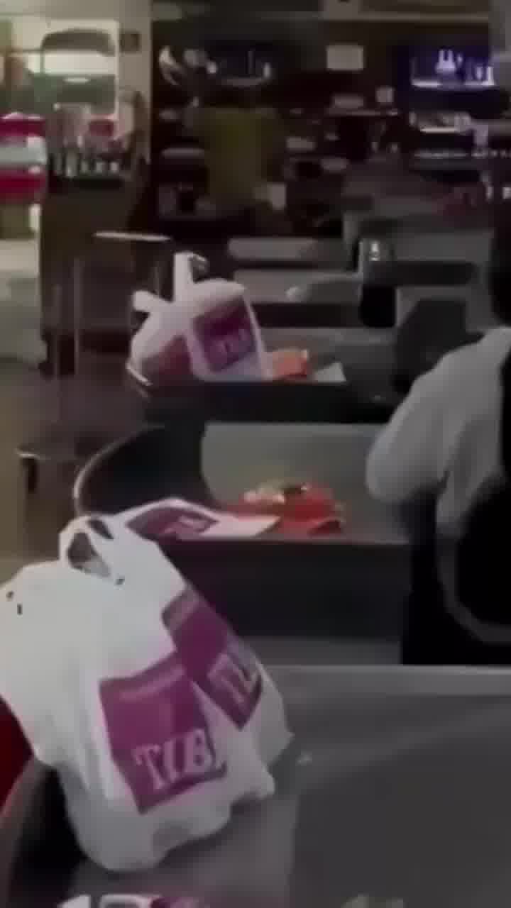 בינתיים בברזיל... בחור בן 29 השתולל במחלקת האלכוהול בסופרמרקט, וגרם נזק של אלפי דולרים