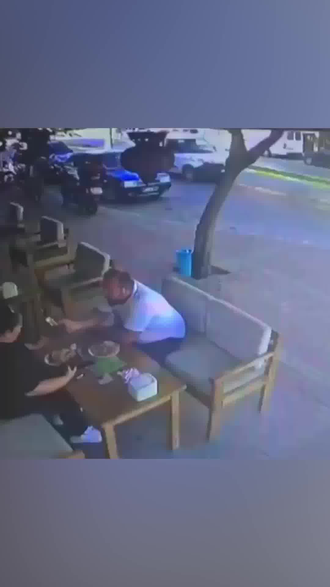 ניצלו ברגע האחרון: המכונית דהרה ישר לתוך השולחנות בבית קפה בטורקיה