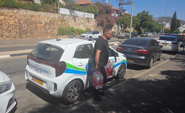 צוותי עיריית כרמיאל מחלקים בקבוקי מים בגני הילדים ברחבי העיר (צילום: דוברות עיריית כרמיאל)