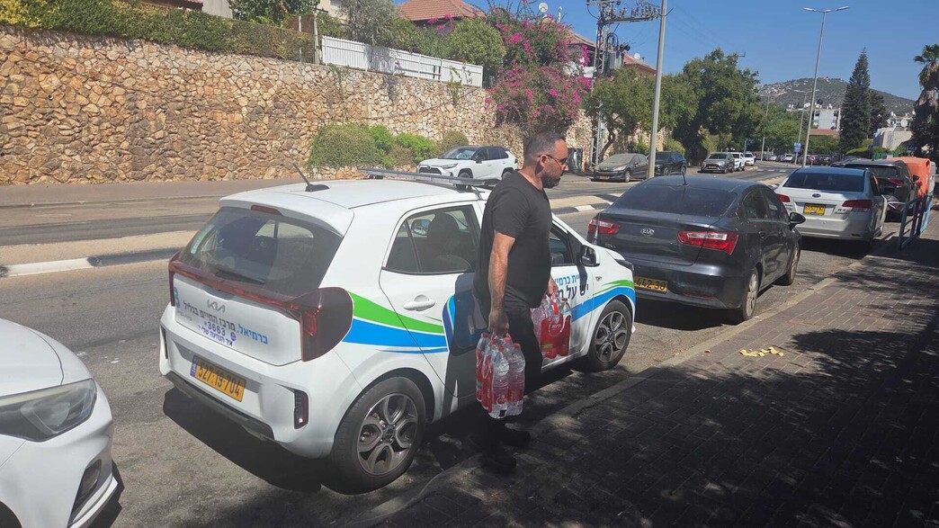 צוותי עיריית כרמיאל מחלקים בקבוקי מים בגני הילדים ברחבי העיר