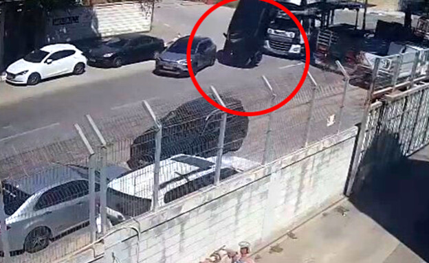 תיעוד: כלי רכב נופלים ממוביל הרכבים במהלך הנסיעה תיעוד: כלי רכב נופלים ממוביל הרכבים במהלך הנסיעה