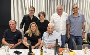 חתימת העסקה בין מ אביב לתרחיש (צילום: יחסי ציבור)