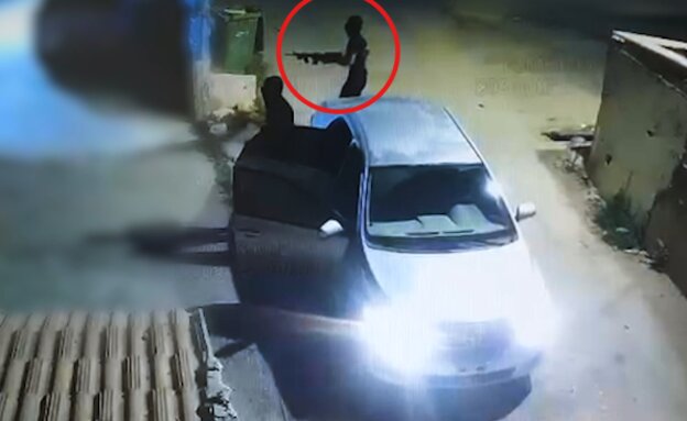 יורדים מהרכב - ופותחים באש