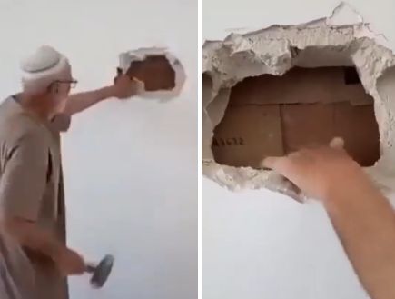 הסתיר מאות ספרים מאחורי הקיר – ושבר אותו אחרי נפילת המשטר