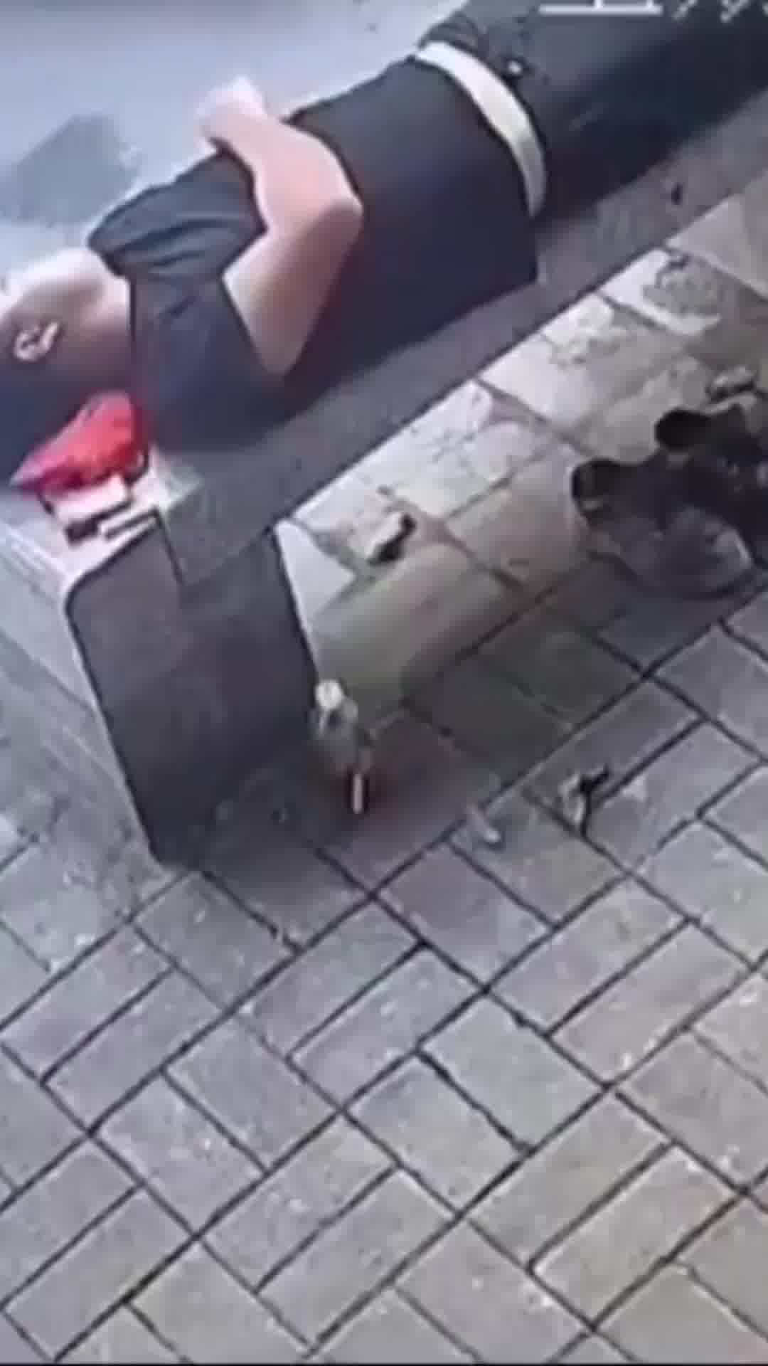 ניצל ברגע האחרון: שכב על הספסל בסין - ושלט ענק מברזל נפל ליד ראשו