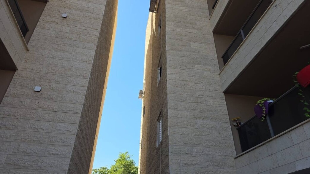 טרגדיה בקריית ים: ילד בן כשנתיים נפל מגובה של 4 קומות - ונהרג טרגדיה בקריית ים: ילד בן כשנתיים נפל מגובה של 4 קומות - ונהרג