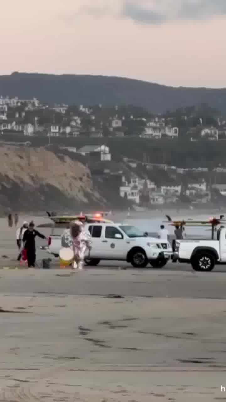 סוכנים בחליפות אב"כ הוזעקו לחוף בקליפורניה, אחרי שמיכלים של הידראזין סולפט נשטפו מהמים