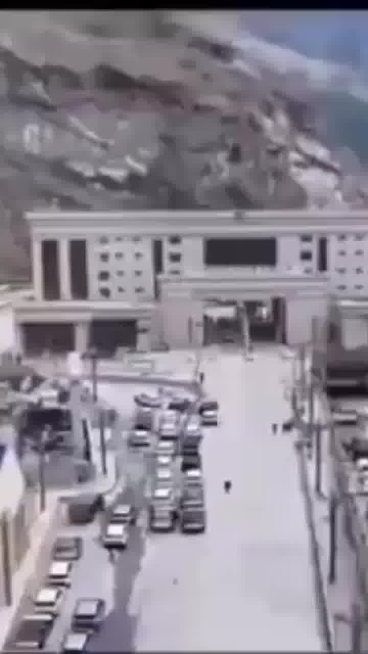 תיעוד חדש מהשיטפון בנפאל. על פי ההערכות, יותר מ-1,400 בני אדם נספו באסון