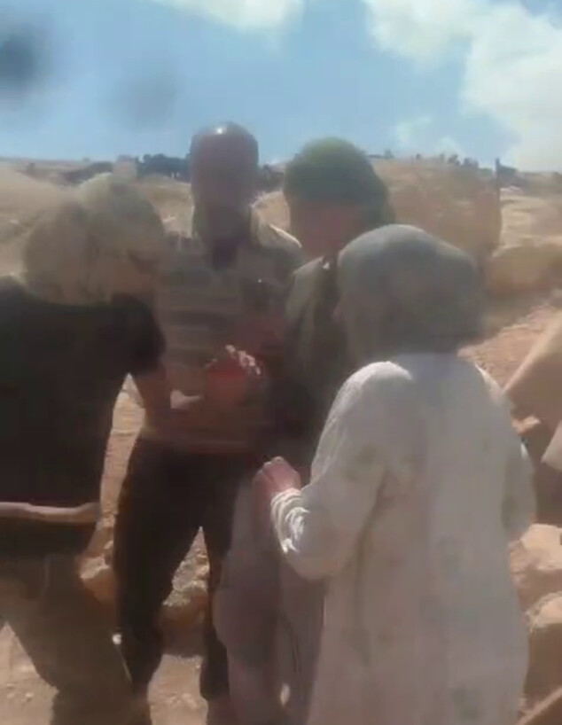 מתנחל רעול פנים תועד מכה אישה פלסטינית באלה באזור הכפר אל מרכז מתנחל רעול פנים תועד מכה אישה פלסטינית באלה באזור הכפר אל מרכז