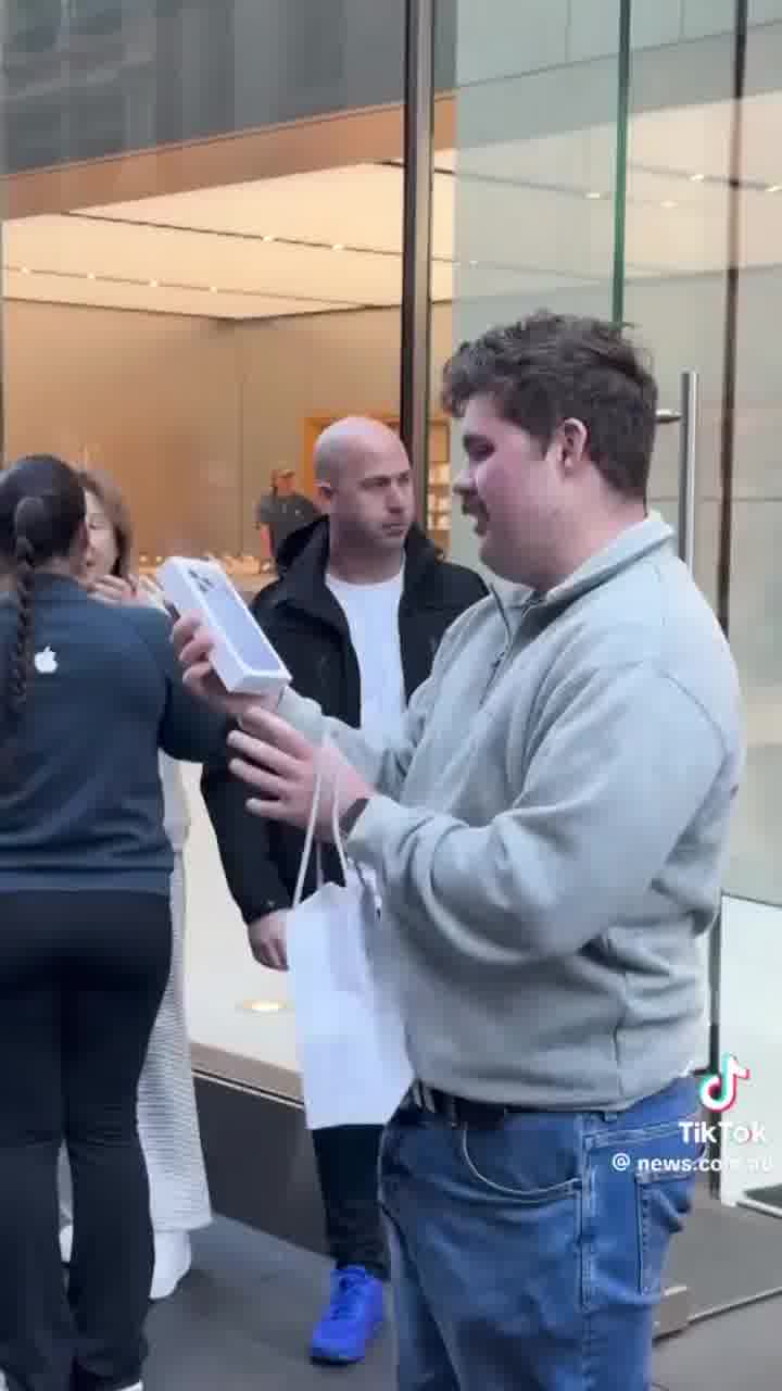 שיא המביך: שני גברים רבים על מי קנה ראשון את האייפון 18