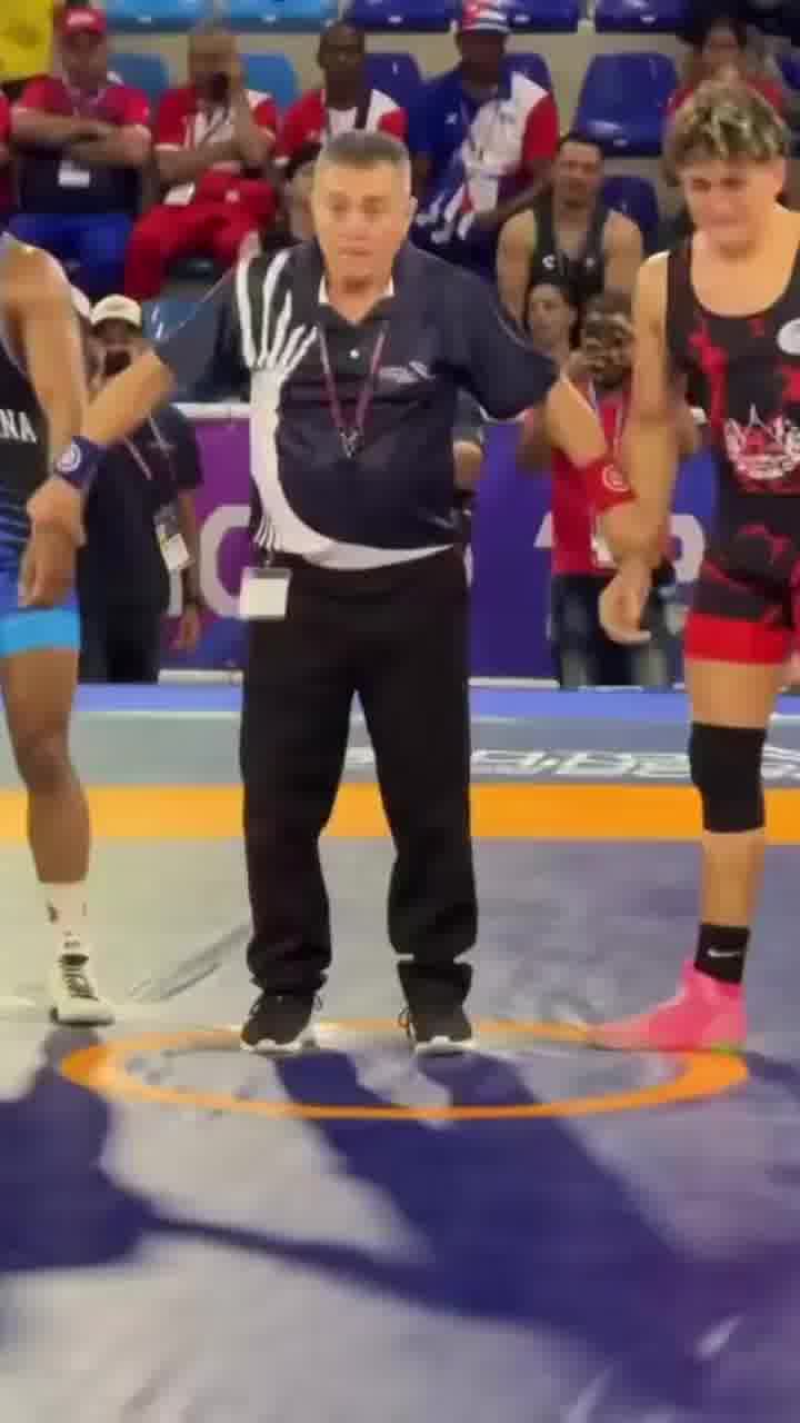 ניצח בקרב ההיאבקות, וסחב את יריבו לחדר ההלבשה