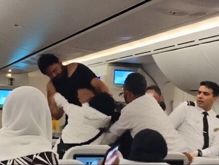 מול משפחות עם ילדים: מכות קשות בטיסה הבין-לאומית