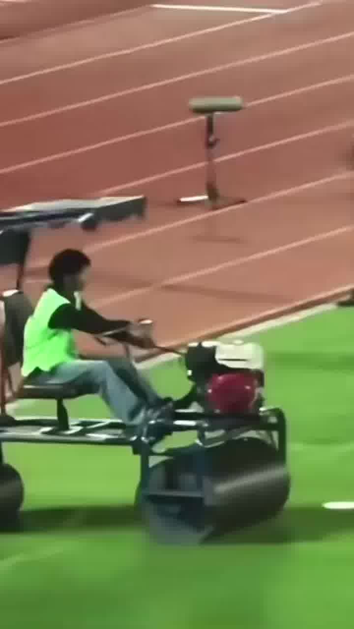 הכדורגלן הבריטי אנדרוס טאונסנד נדרס על ידי מכבש לקראת משחק בליגה התאילנדית