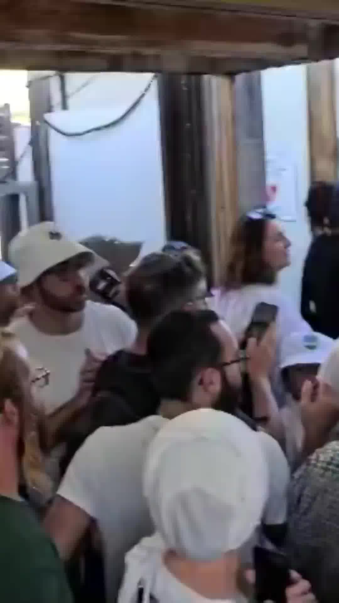 מאות ממתינים לעלייה ותפילת ערב יום כיפור בהר הבית. המשטרה מאפשרת עלייה בקבוצות של כמה עשרות בכל פעם
