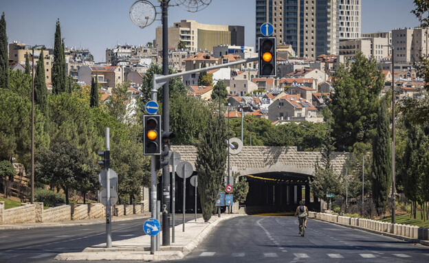 אנשים רוכבים על אופניים בירושלים ביום כיפור 2026 אנשים רוכבים על אופניים בירושלים ביום כיפור 2026