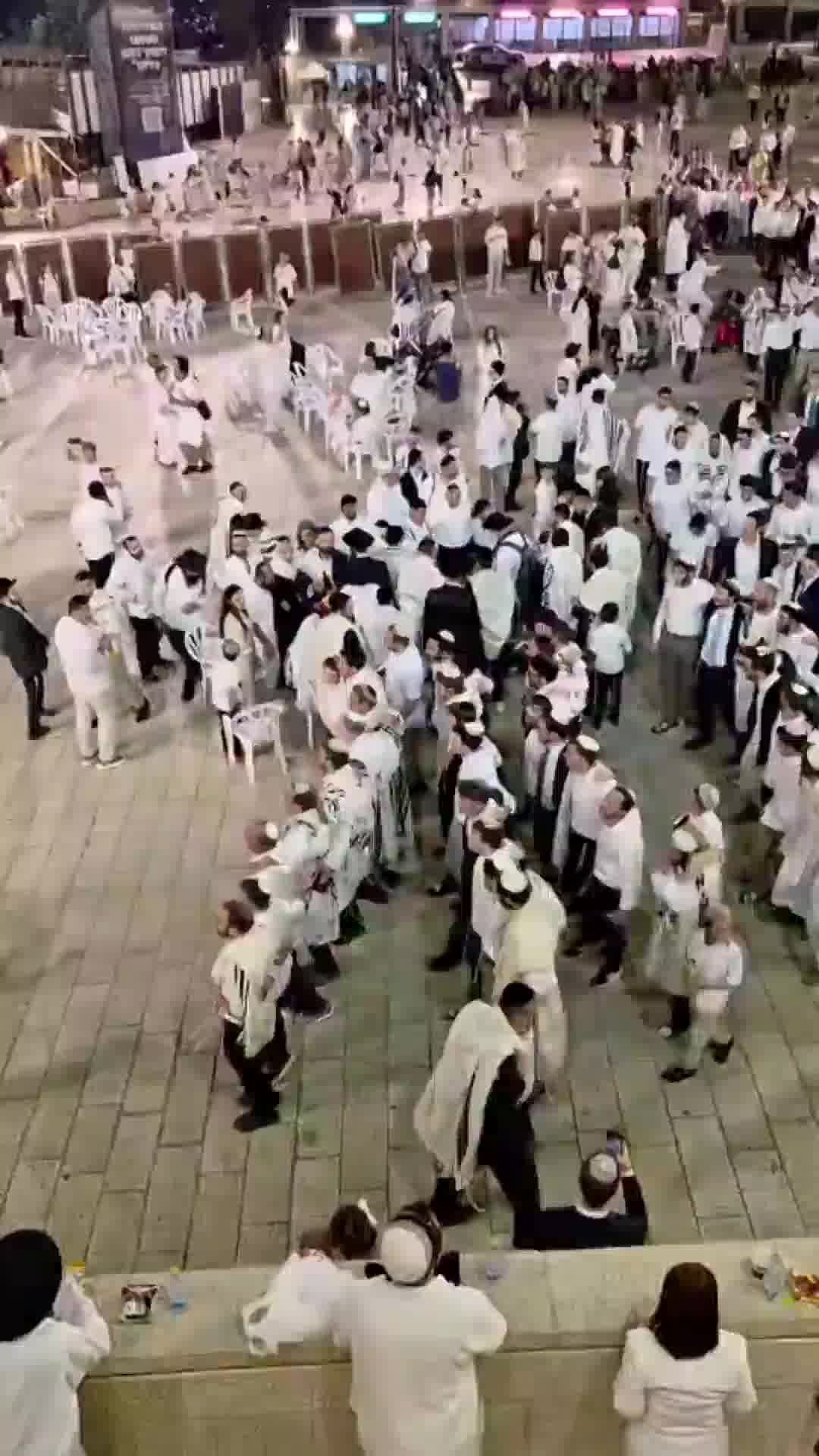 שירה ברחבת הכותל המערבי במוצאי יום הכיפורים