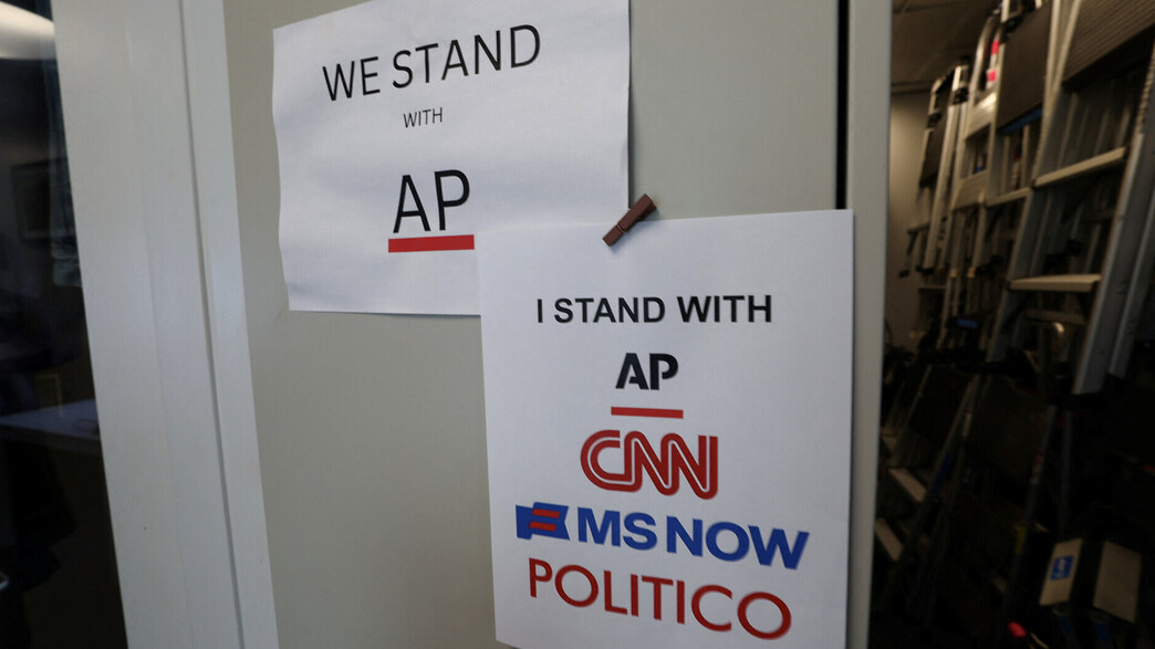 שלטי סולידריות של CNN, MSNOW ופוליטיקו בבית הלבן ב שלטי סולידריות של CNN, MSNOW ופוליטיקו בבית הלבן ב