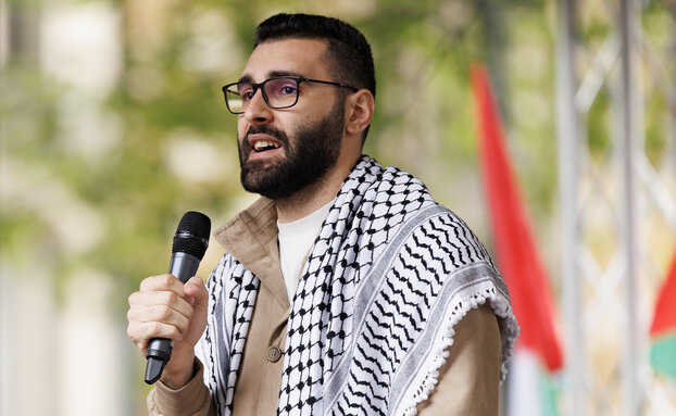 הצלם העזתי מועתז עזאיזה (צילום:  Dan Kitwood, Getty Images)