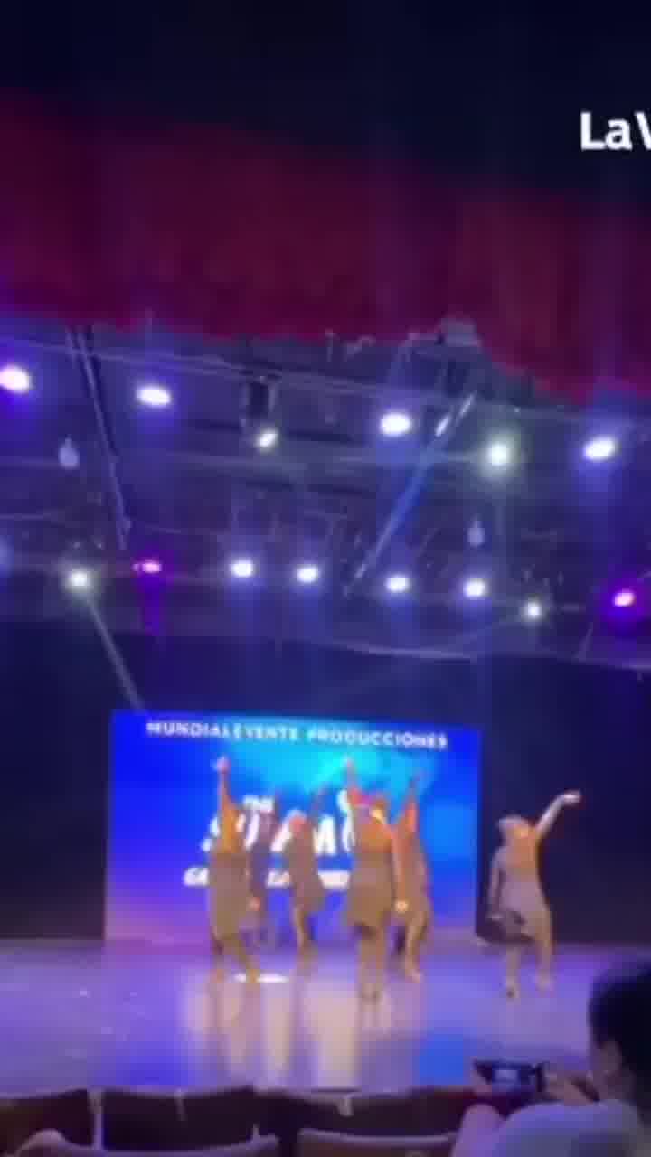 ארגנטינה: מסך הלד נפל על הרקדניות באמצע הריקוד. אין נפגעות באירוע