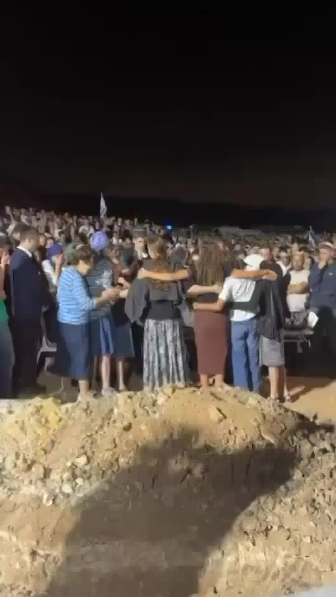בנו של נתנאל שוקרון ז"ל, שנרצח בפיגוע, אמר עליו קדיש בהלוויה הלילה