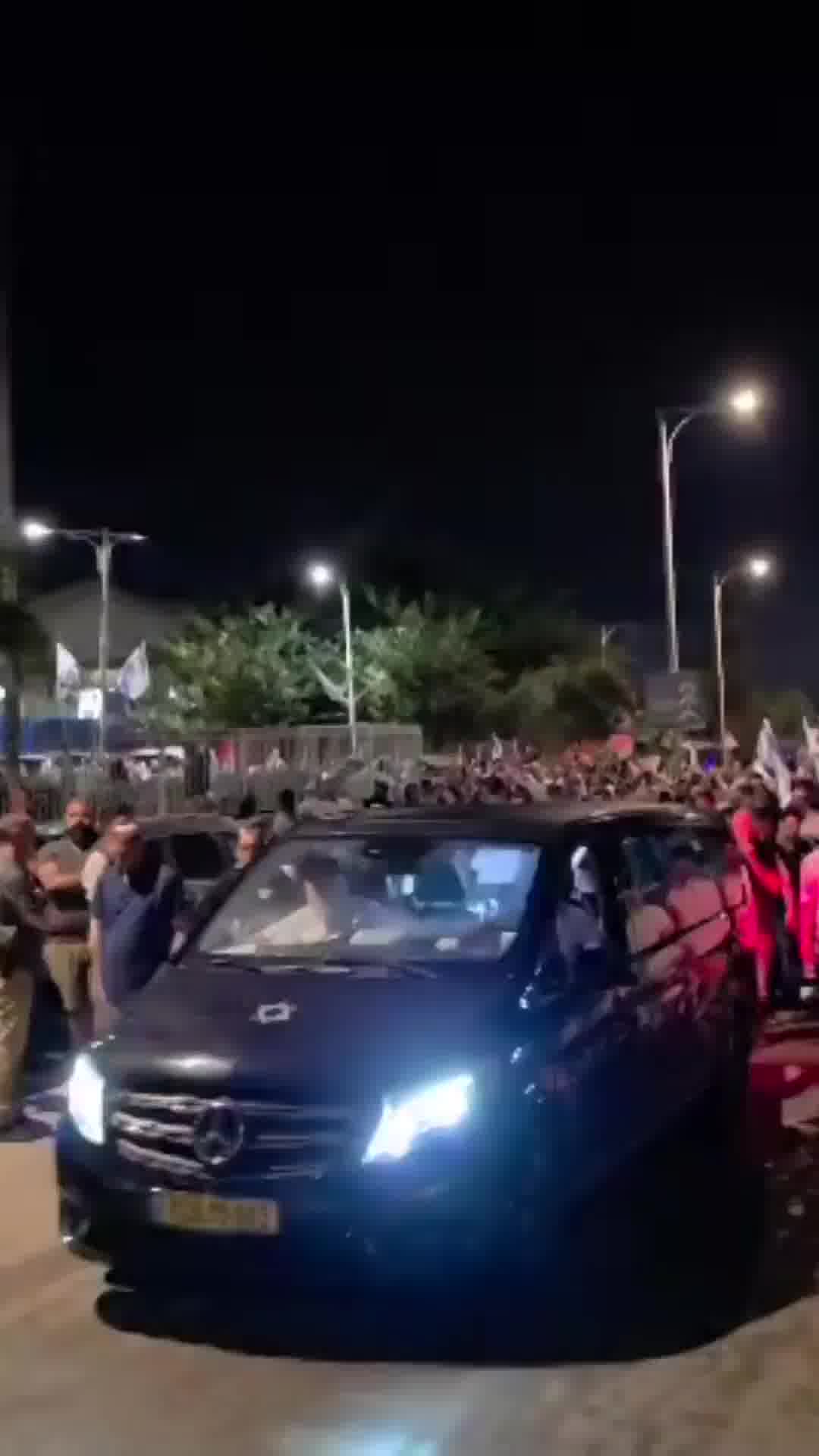 רבים ליוו הלילה בדרכו האחרונה את נתנאל שקרון ז"ל שנרצח בפיגוע סמוך לנווה צוף