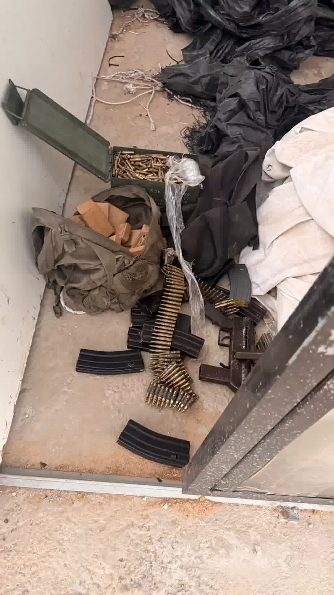 בתוך אורוות סוסים בכפר מג׳אר: לוחמי מג״ב צפון ושוטרי המחוז הצפוני חשפו מצבור אמצעי לחימה ותחמושת