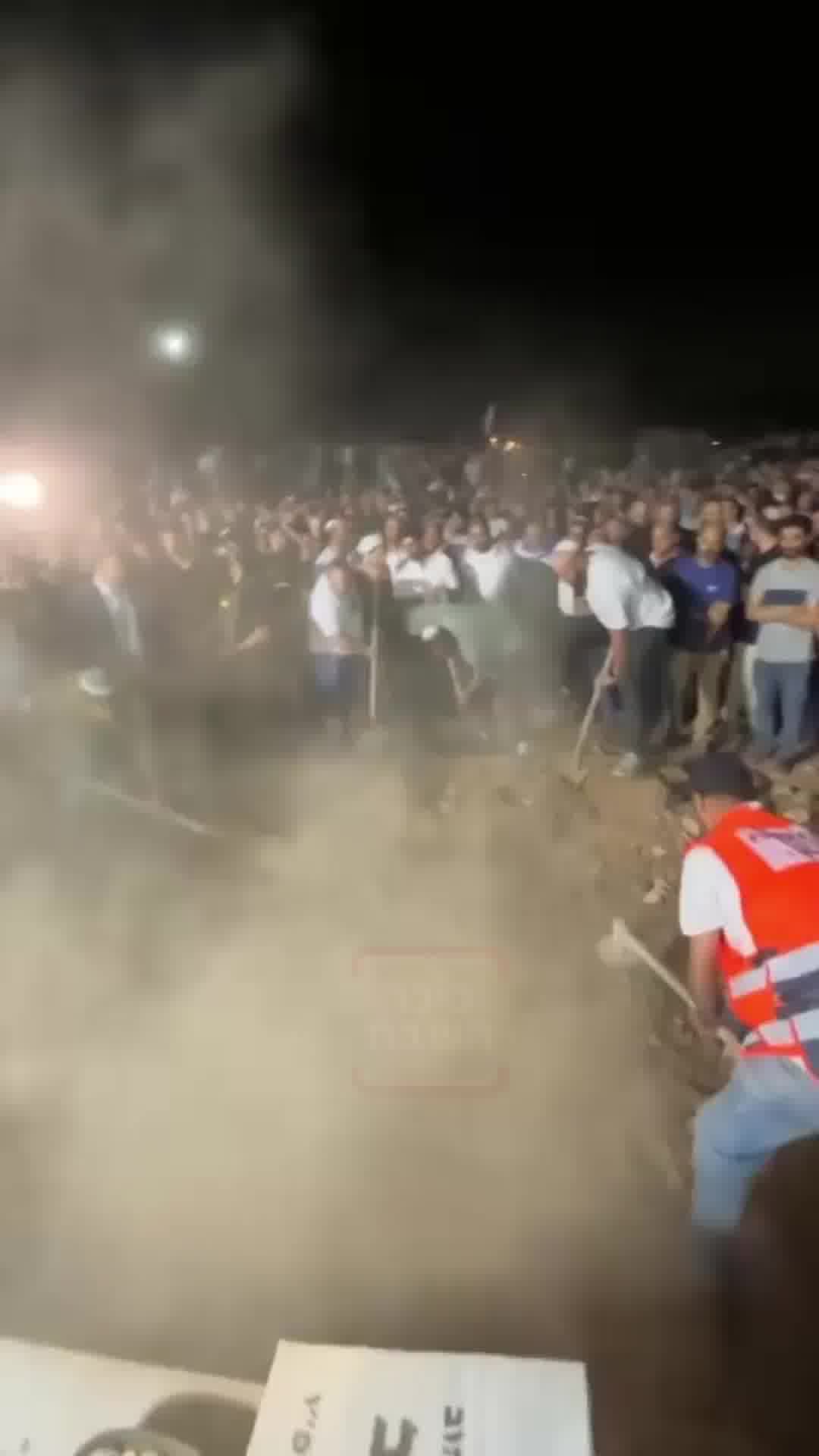 רגעי הקבורה של נתנאל שקרון ז"ל שנרצח בפיגוע בערב יום הכיפורים