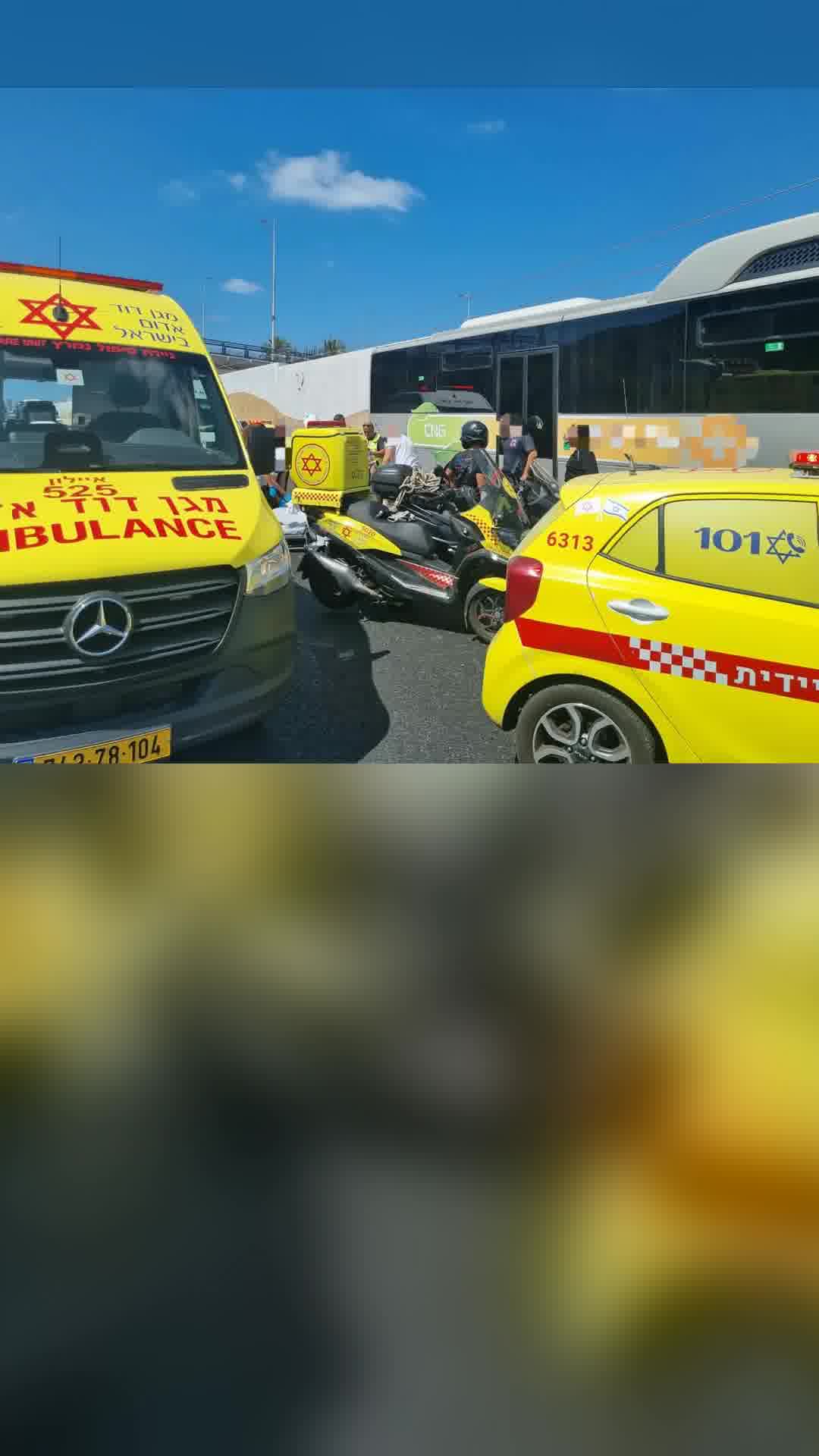 רוכב אופנוע בן 30 נפגע מרכב ליד חולון, מצבו קשה