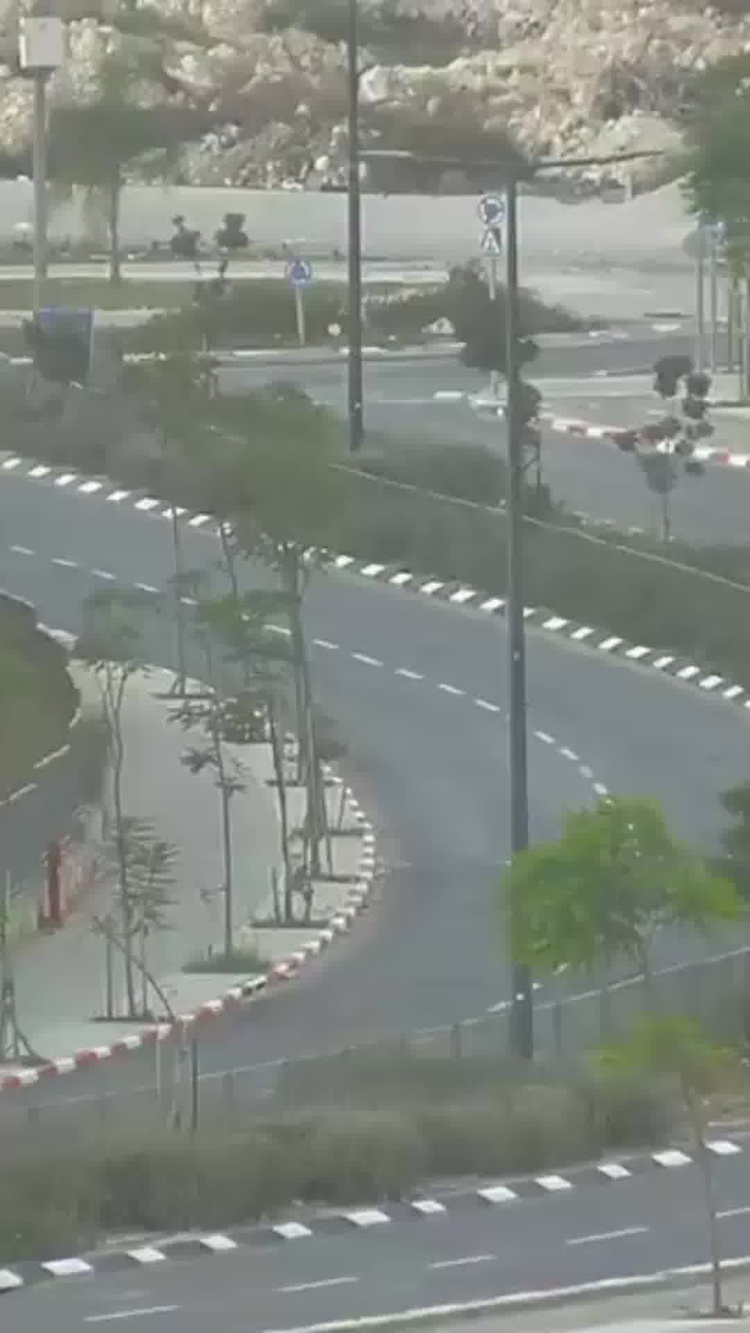 מאבד שליטה בפנייה ומתנגש בעמוד: תיעוד התאונה הבוקר ברהט - צעיר כבן 20 נפצע קשה