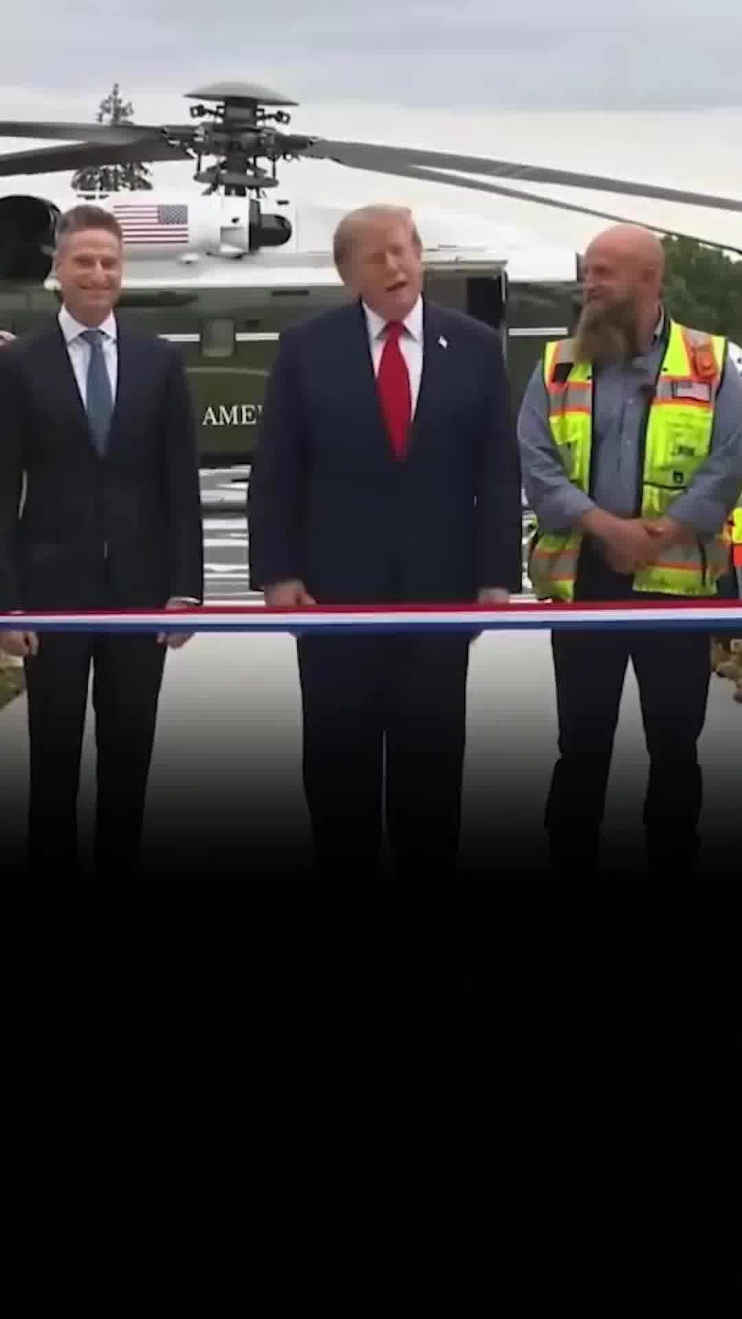 נקמה מול המצלמות: אחרי שטראמפ אסר כניסת כלי תקשורת, הם החרימו נאום - והוא נאם ללא מיקרופונים