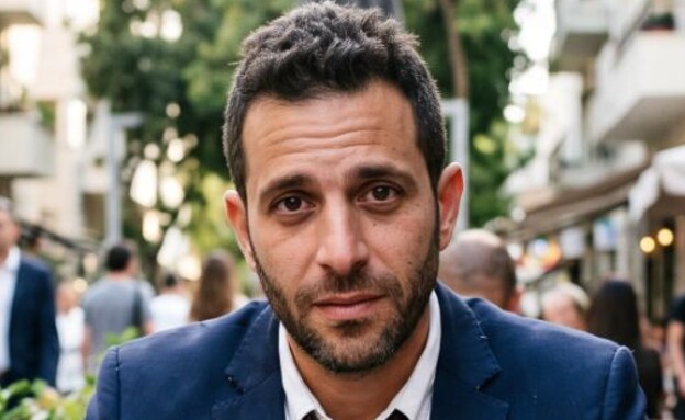 בר יושב בבית קפה