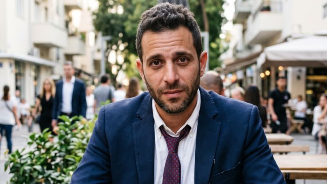 בר יושב בבית קפה בר יושב בבית קפה