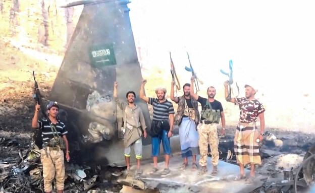 לוחמים חות'ים עומדים מוk מטוס סעודי שהופל תימן - מגזין N12 לוחמים חות'ים עומדים מוk מטוס סעודי שהופל תימן - מגזין N12